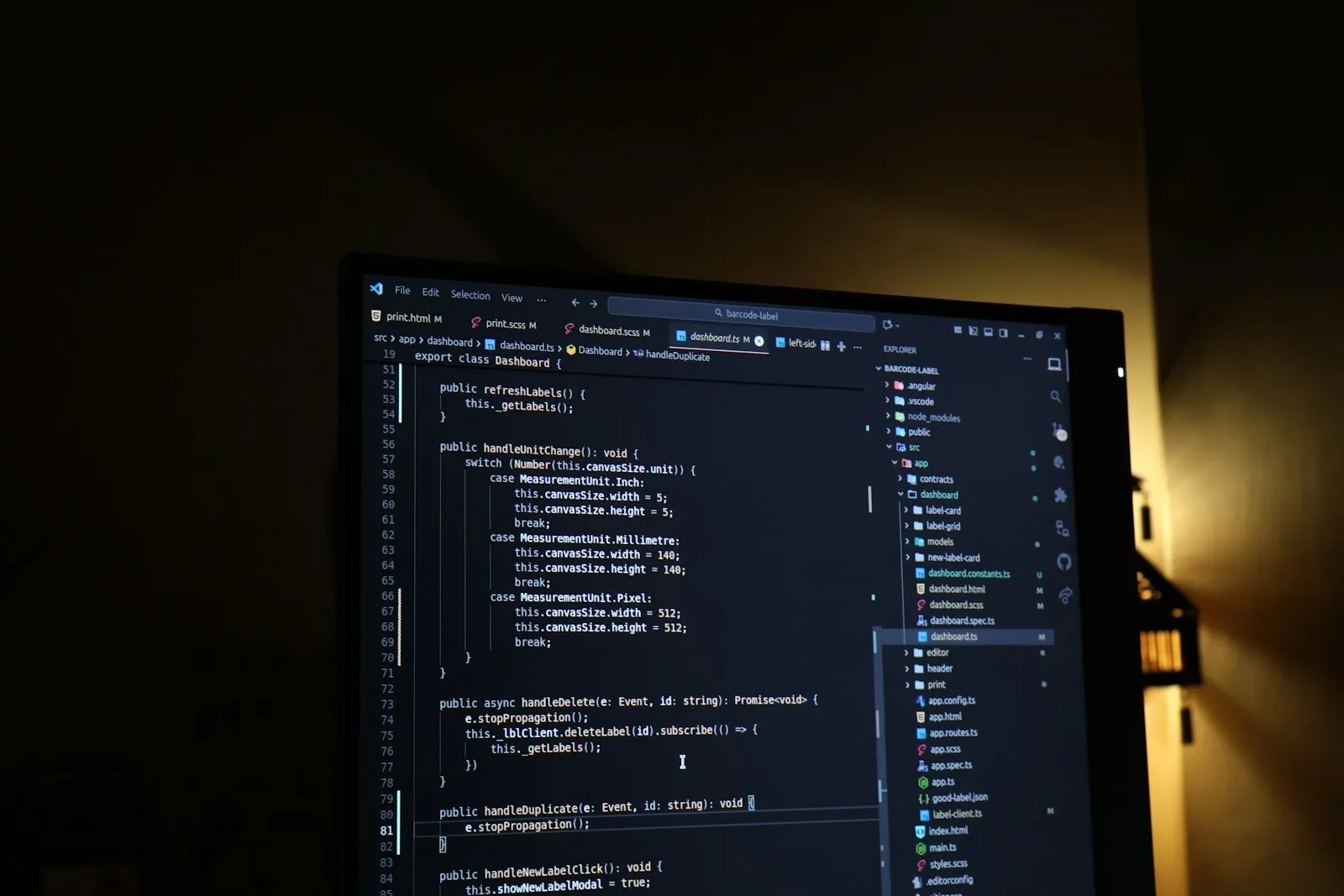 Broncode van een webapplicatie op een computerscherm