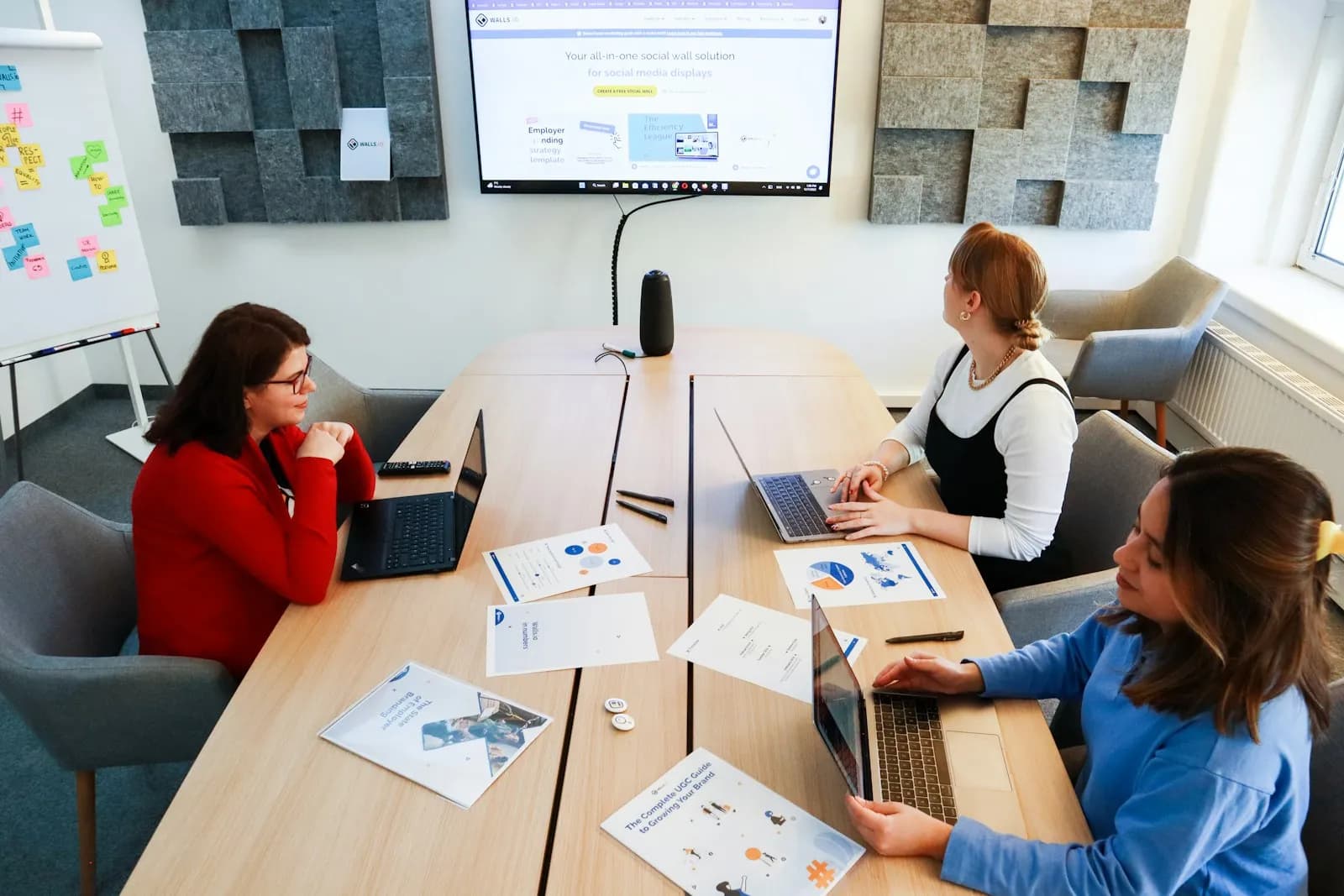 Team tijdens een training in beveiligingsbewustzijn met laptops