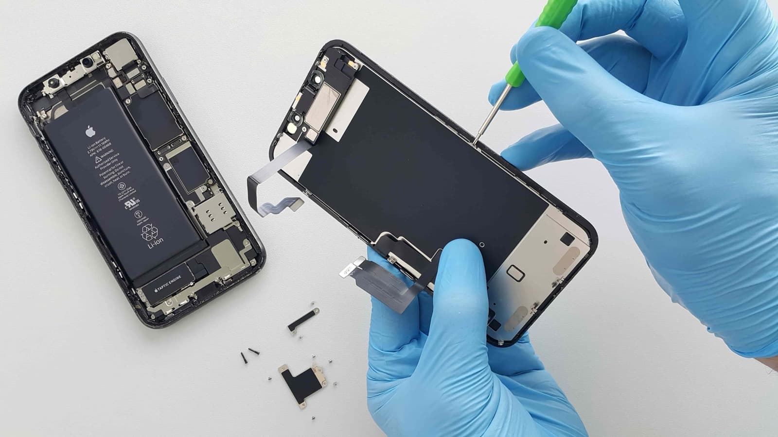 Técnico a reparar um smartphone