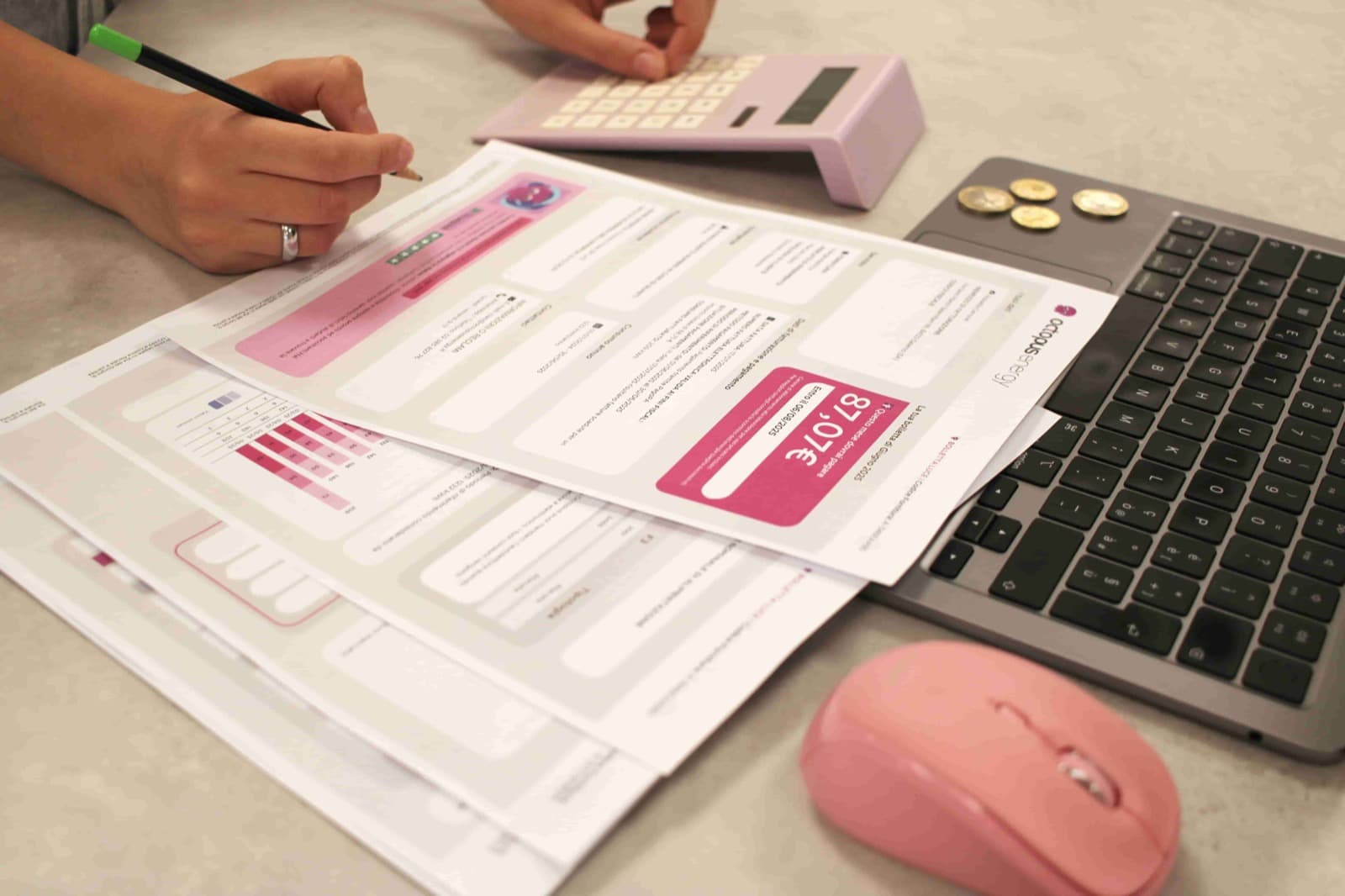 Pessoa a rever uma fatura com calculadora e computador