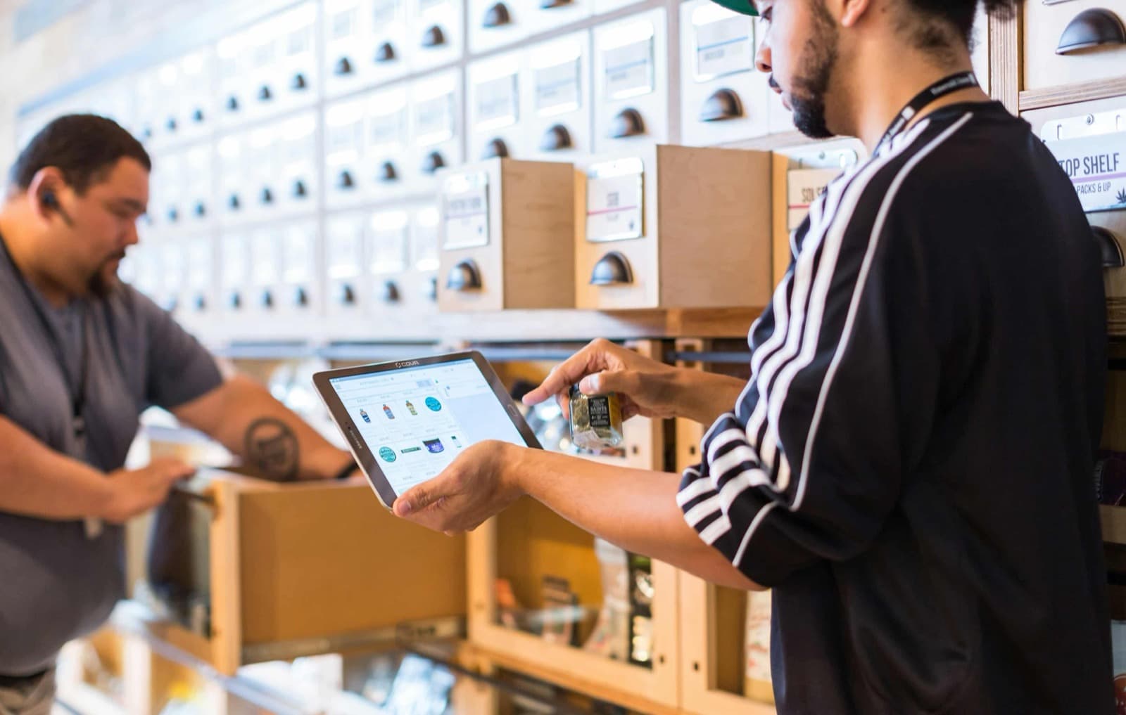 Funcionário a usar um sistema de ponto de venda em tablet