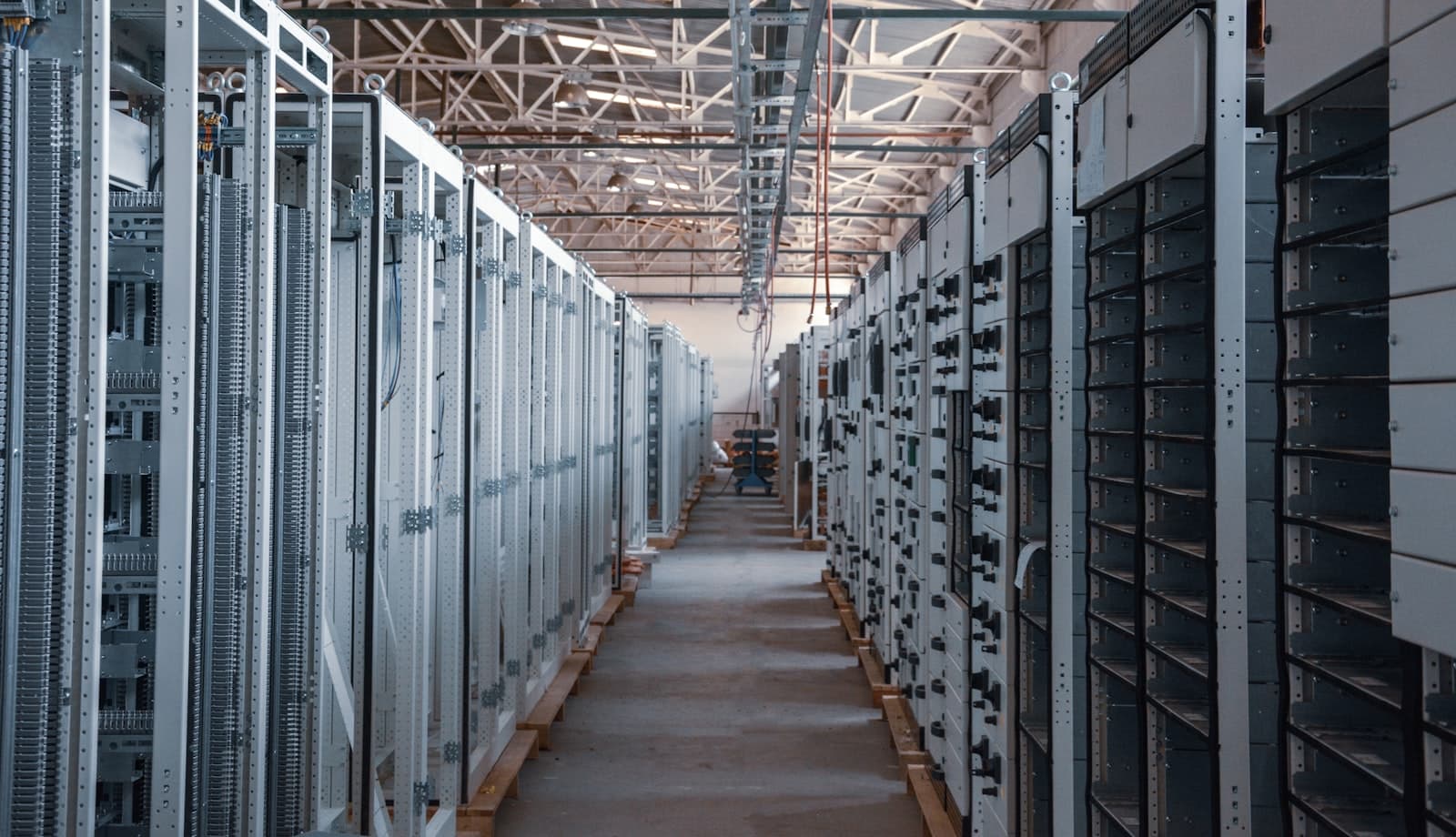 Corredor de um data center com bastidores de servidores