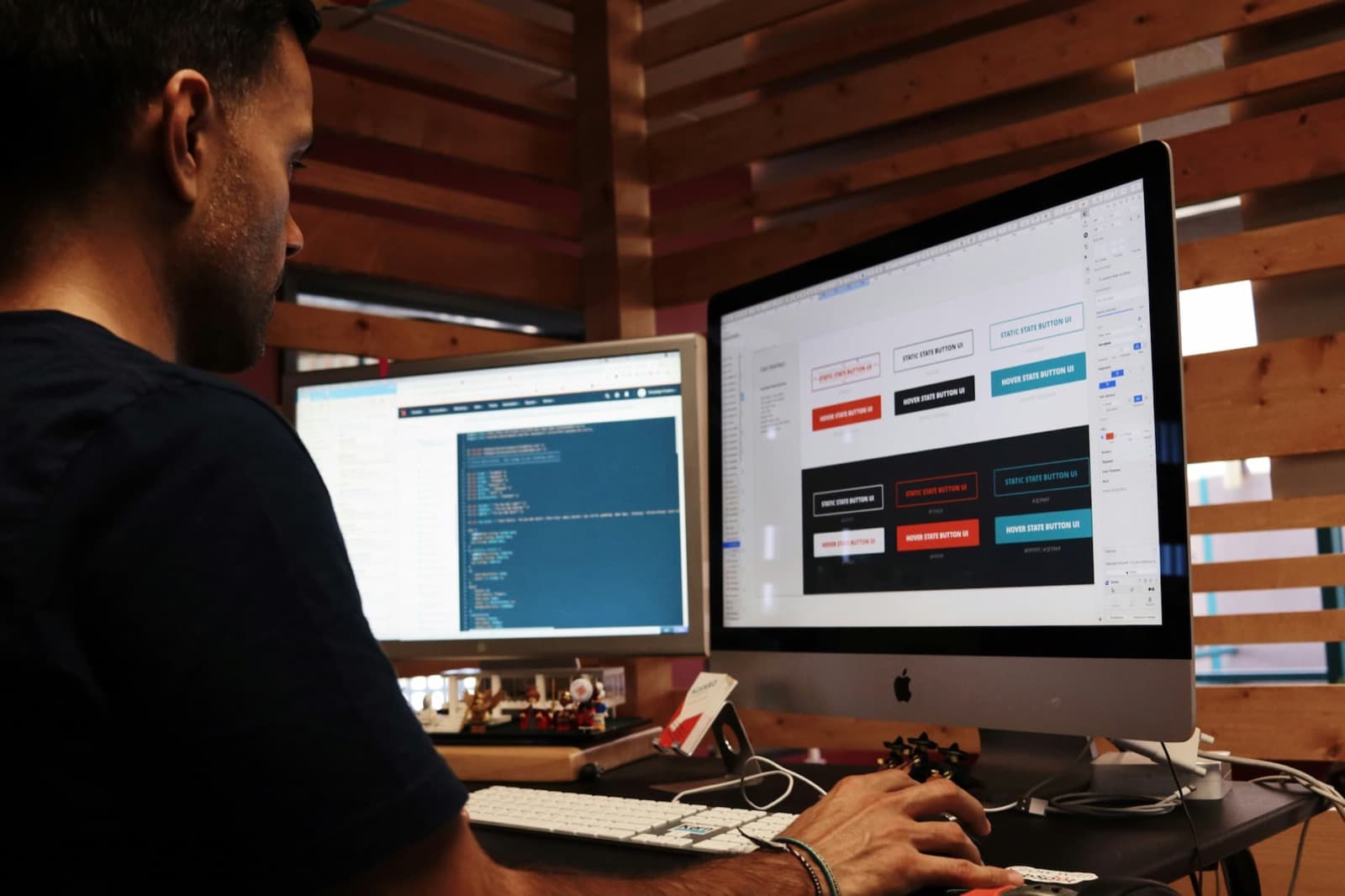 Designer a trabalhar em interfaces de utilizador